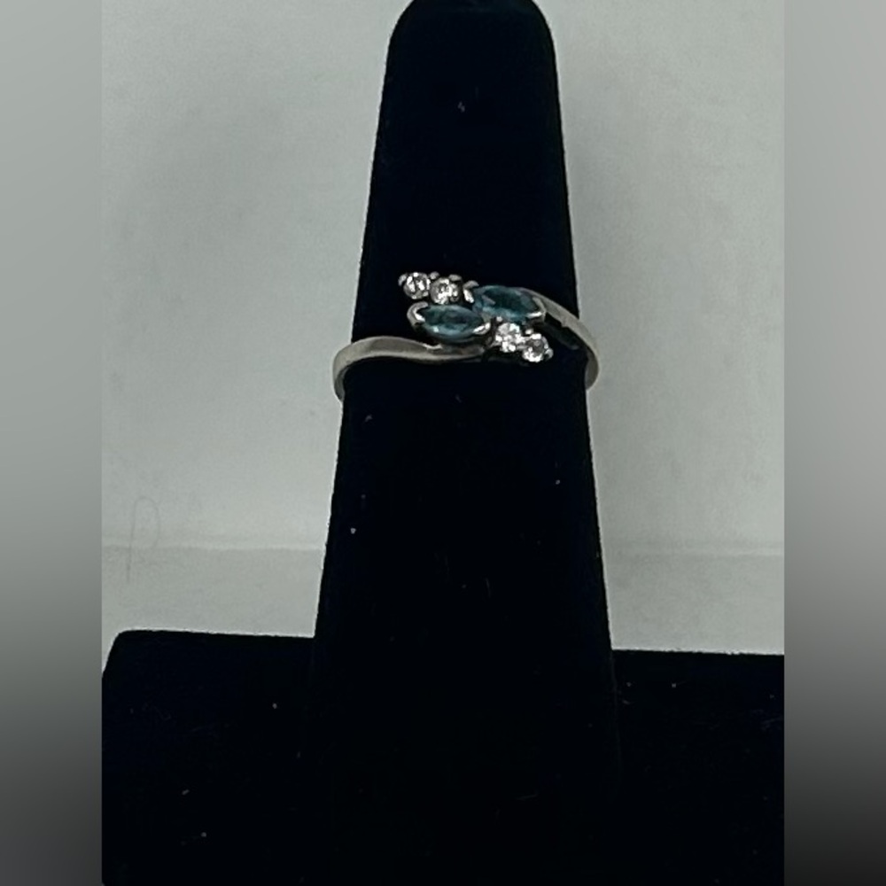 AVON VTG Sterling Silver Blue Topaz w/ 4 small imitation diamonds ring (Size 6)